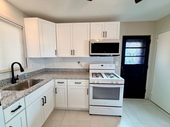 Building Photo - 630 Dornbush St