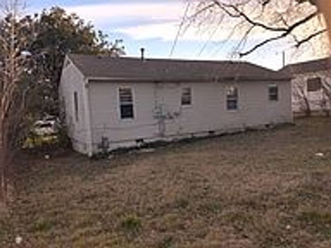 Building Photo - 2 Bed / 1 Bath in Tulsa!