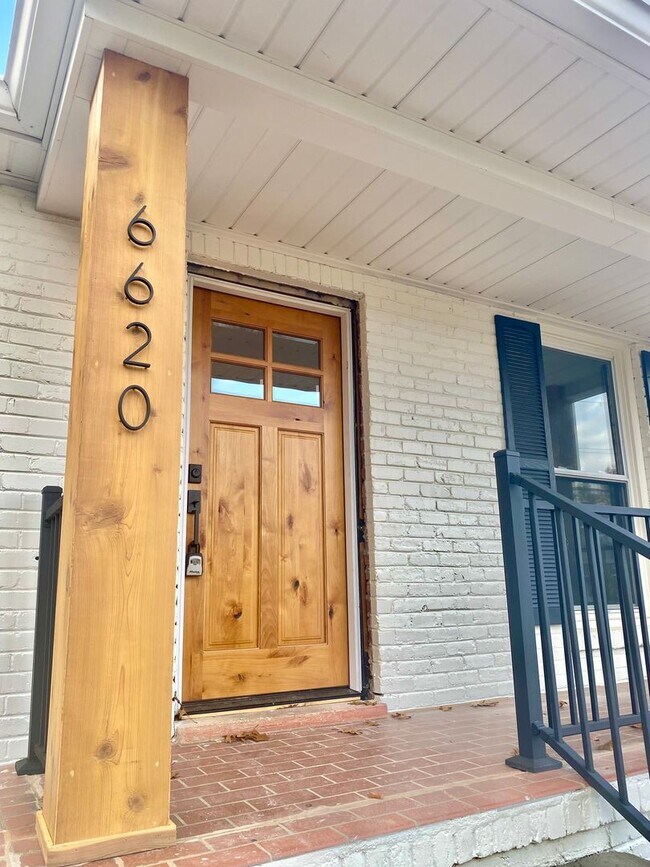 Foto del edificio - 6620 Upton Ln