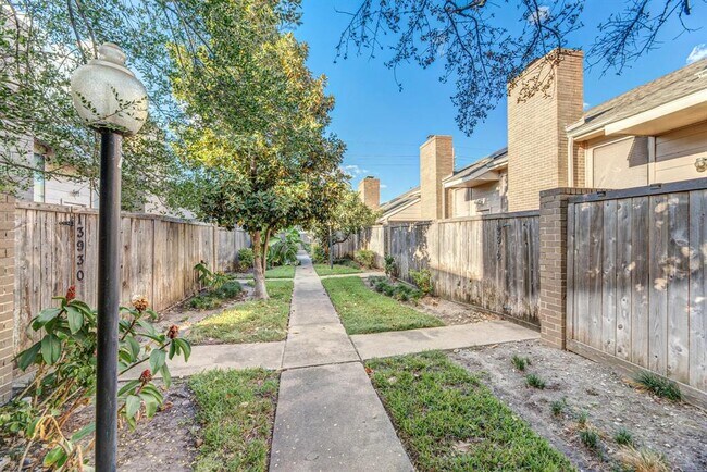 Foto del edificio - 13912 Hollowgreen Dr