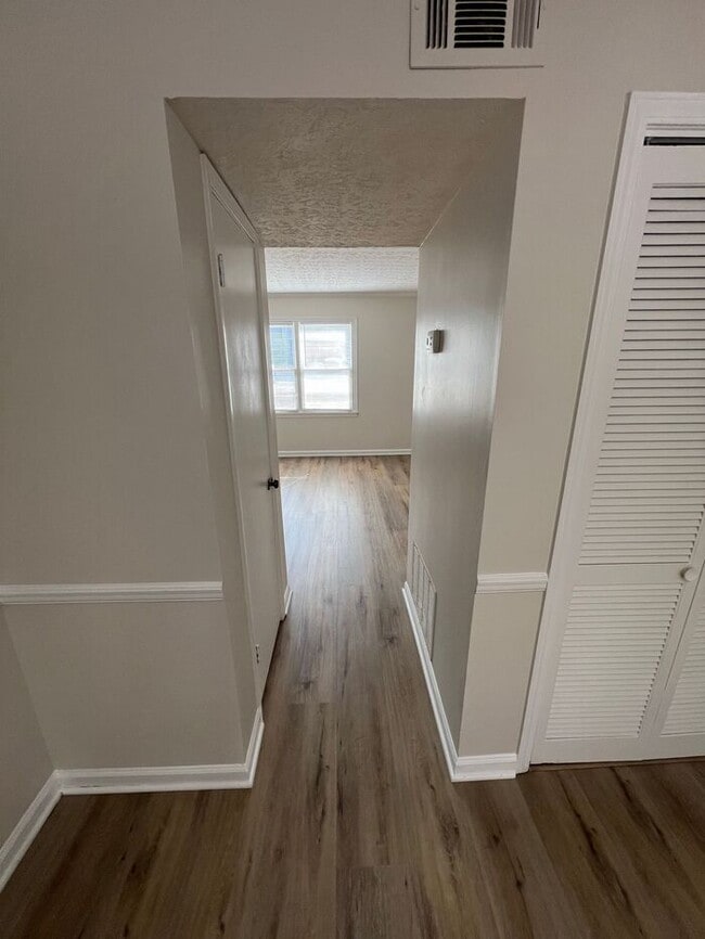 Building Photo - Available now!!! 2 Story townhome across from Briscoe Park!!