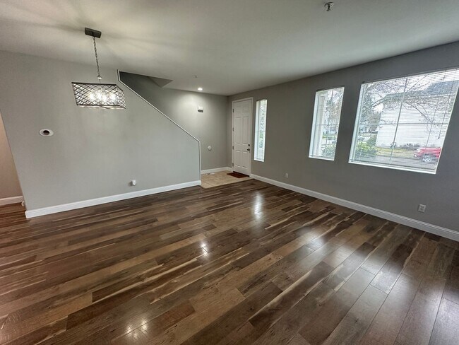 Building Photo - 2350 Simmons St