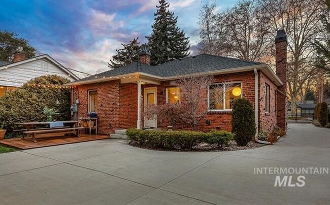 Building Photo - Cozy 3 Bed 2 Bath Cottage on Depot Bench i...