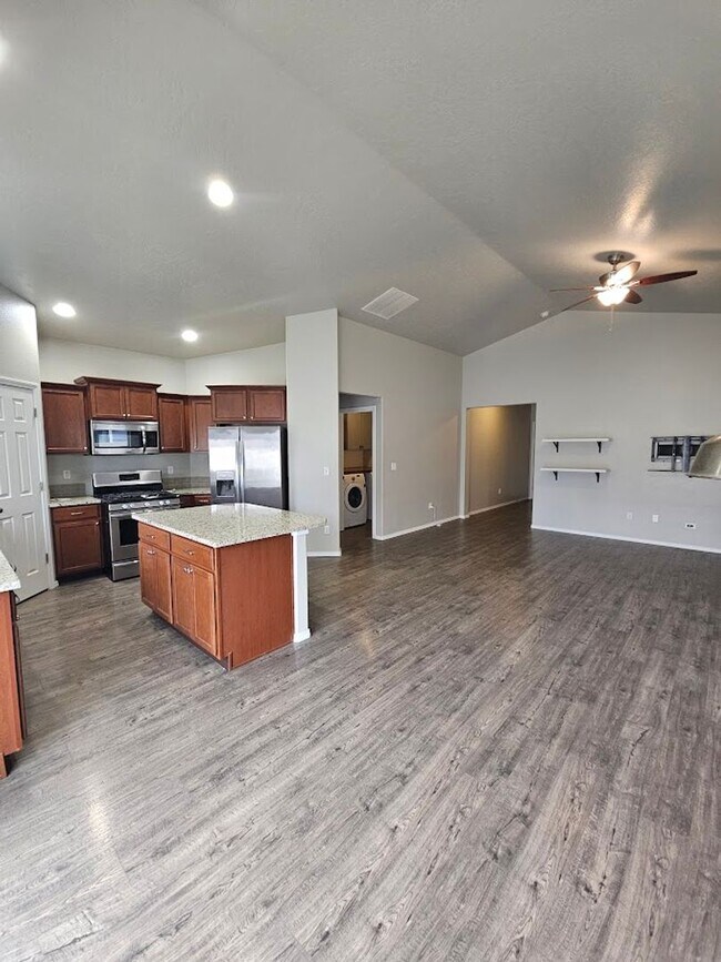 Building Photo - 3 Car Garage Home near Ten Mile!!