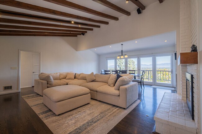 Building Photo - Stunning 4-Bedroom Home with Valley Views ...