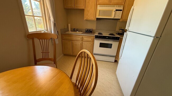 Building Photo - 1035a Deanna Drive, Furnished 1bd in a Fantastic Location