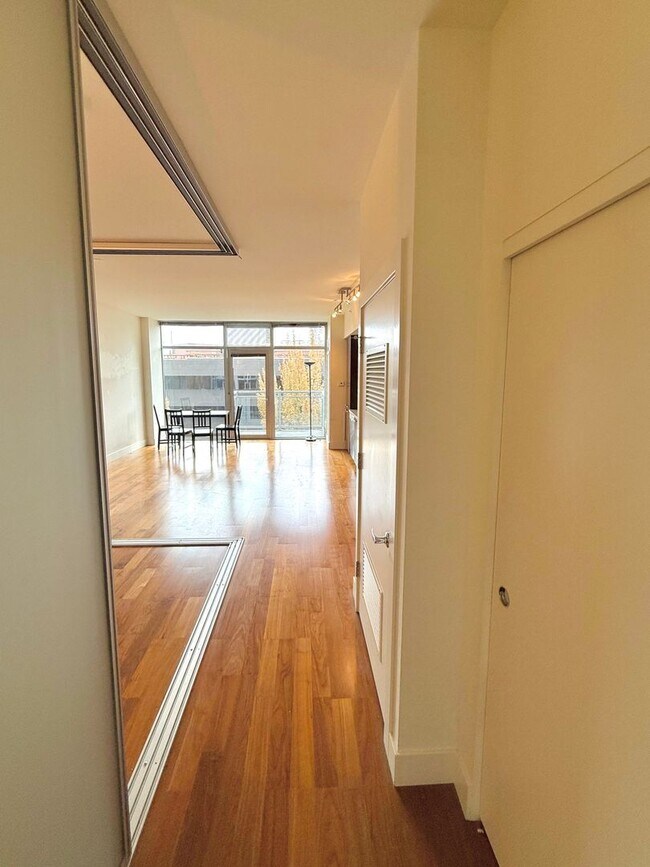 Building Photo - Modern 1BR Belltown Condo with Balcony, Co...