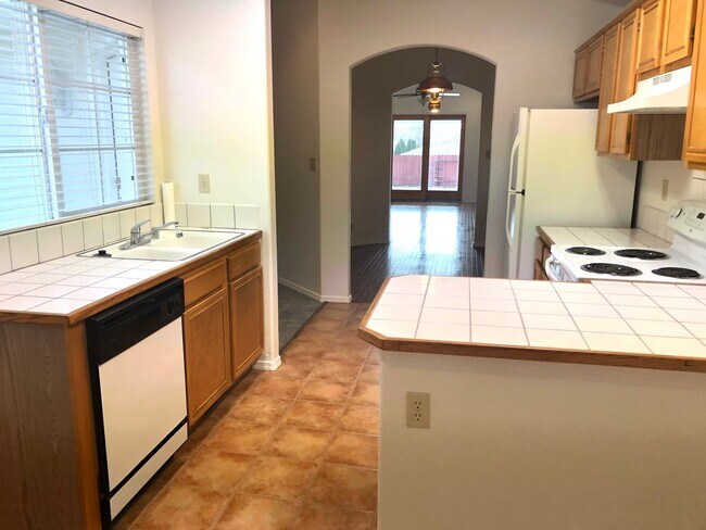 Building Photo - 3 bed 2 bath Home