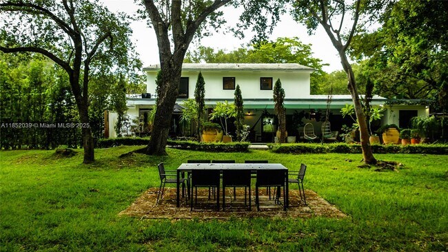 Foto del edificio - 10700 Old Cutler Rd