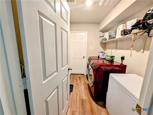 Foto del edificio - 305 Bobby Lou Ln