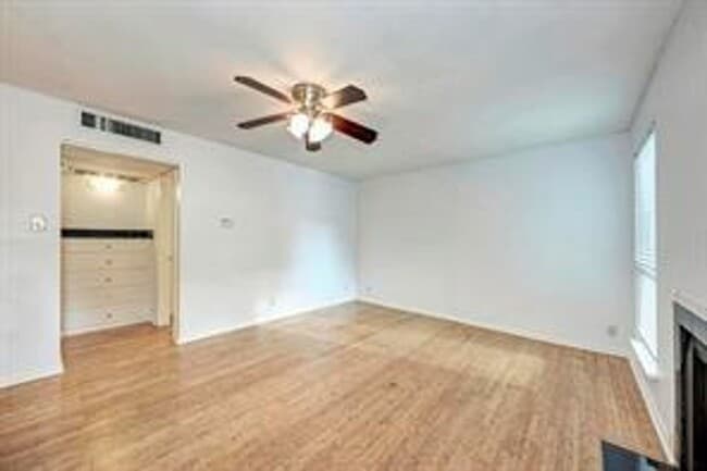 Building Photo - Escala #113