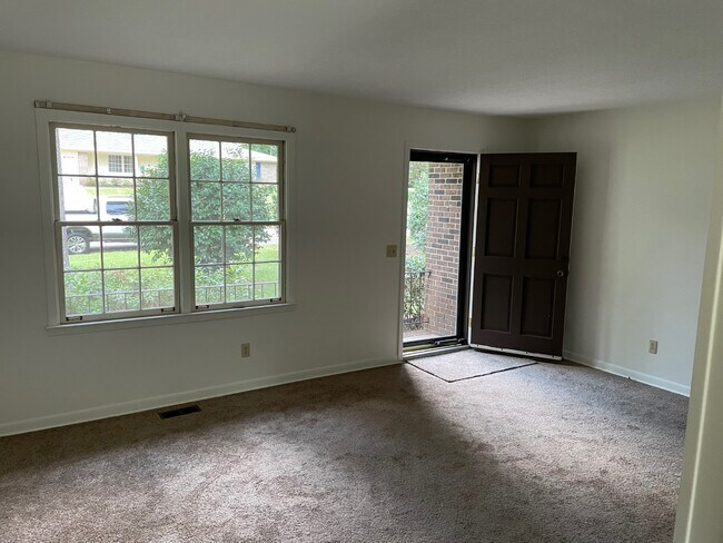 Building Photo - 1100 Cumberland Dr