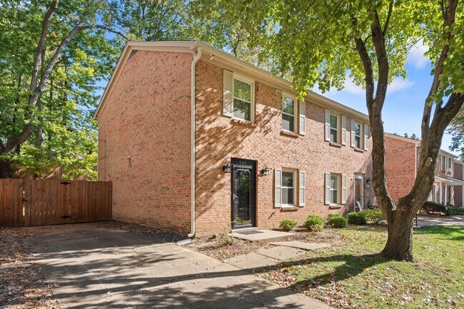 Foto del edificio - 747 Spring Meadows Dr