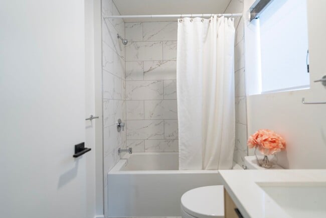 Interior Photo - 527 S Wilton Pl