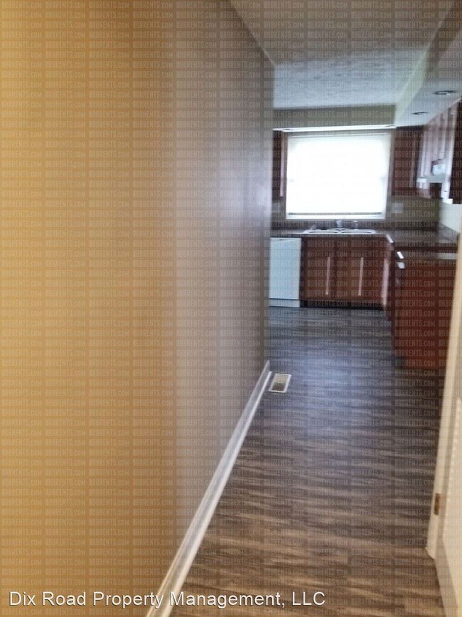 Building Photo - 3 br, 1.5 bath House - 1385 Maplegrove Drive