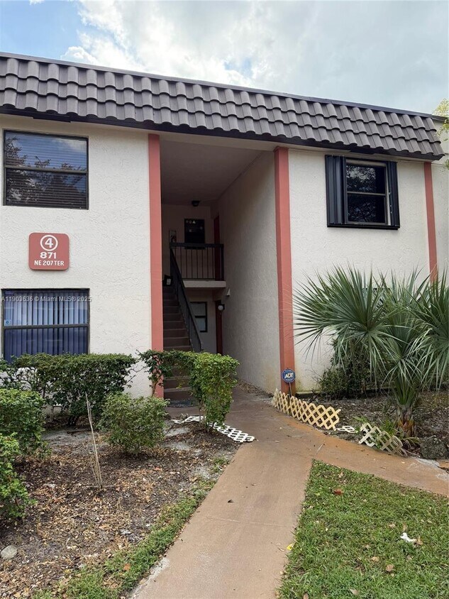 Foto principal - 871 NE 207th Terrace