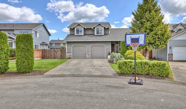 Building Photo - Beautiful Designer 3 bedroom home in Quiet...