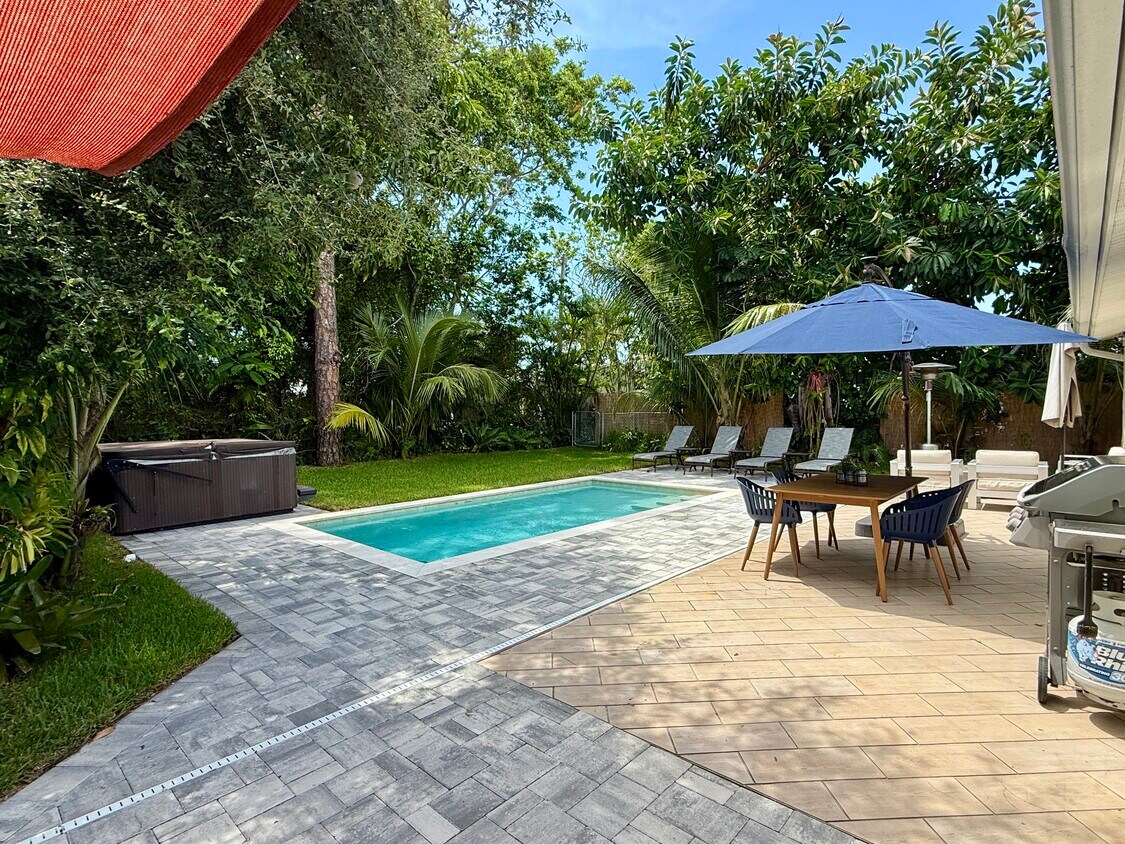 ¡Bienvenidos a Fern Cottage! Patio privado con piscina, parrilla, jacuzzi para 7 personas, fogata, tumbonas y mucho más. - 465 8th St N