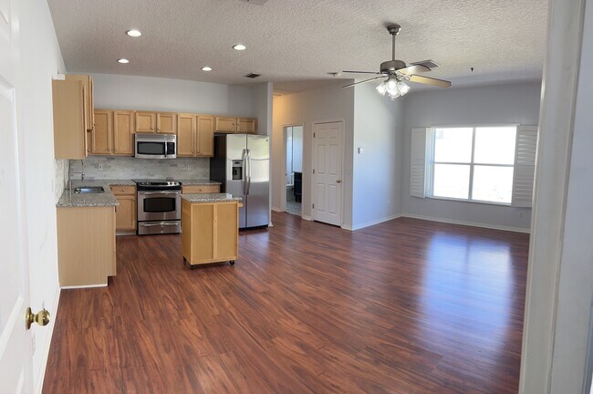 Entrada a la unidad de apartamentos - 112 Avery Lake Drive