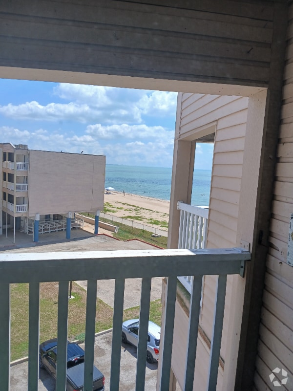 Building Photo - 3938 Surfside Blvd