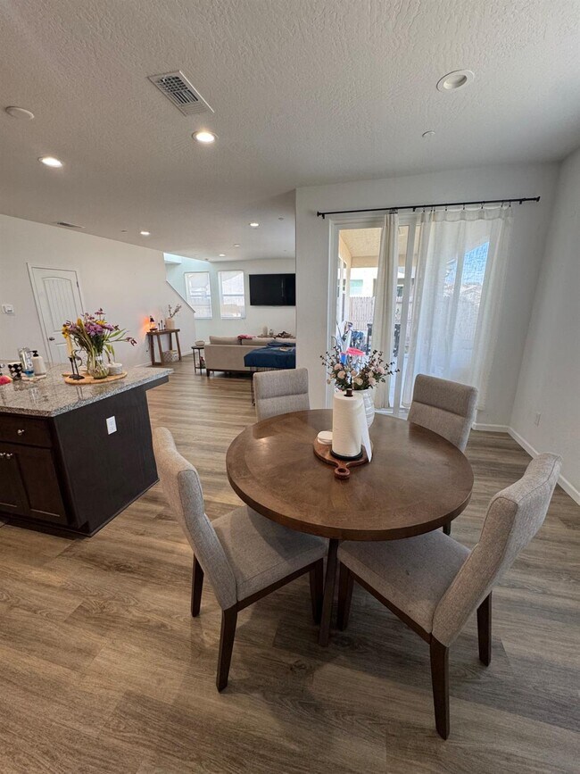 Foto del edificio - 761 S Kandarian Ave