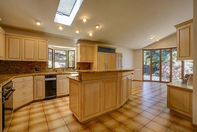 Building Photo - Large Home with Views