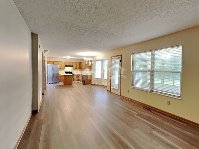 Building Photo - 8190 Pelham Dr