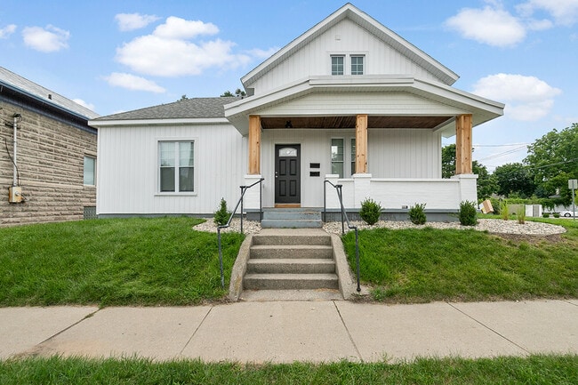 Building Photo - 25 Seward Ave NW