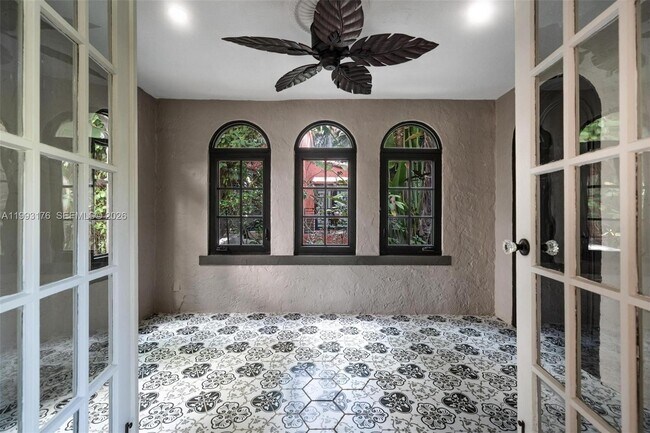 Foto del edificio - 447 Giralda Ave