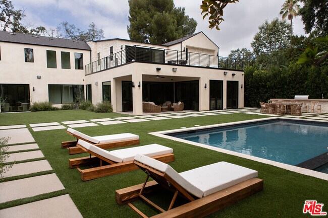 Building Photo - 5064 Encino Ave