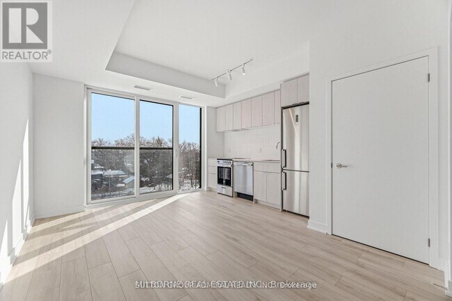 Photo du bâtiment - 1660 Bloor St W
