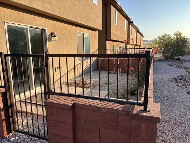 Building Photo - 4 bed | 2 1/2 bath | 2 car garage in Desert Canyon with washer/dryer/fridge!