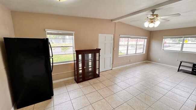 Building Photo - Beautiful 3 Bedroom, 1 Bathroom Home in Or...