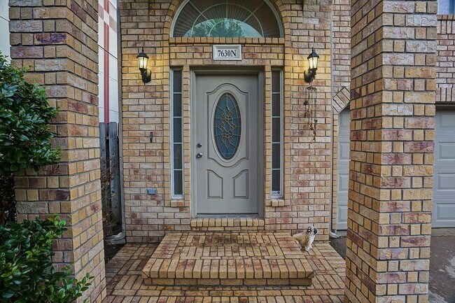 Building Photo - 7630 N Linpar Ct