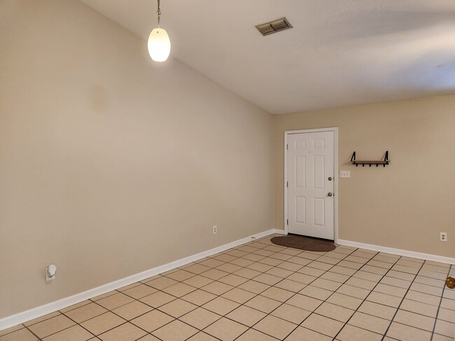 Building Photo - 2 bedroom duplex available for a move Marc...