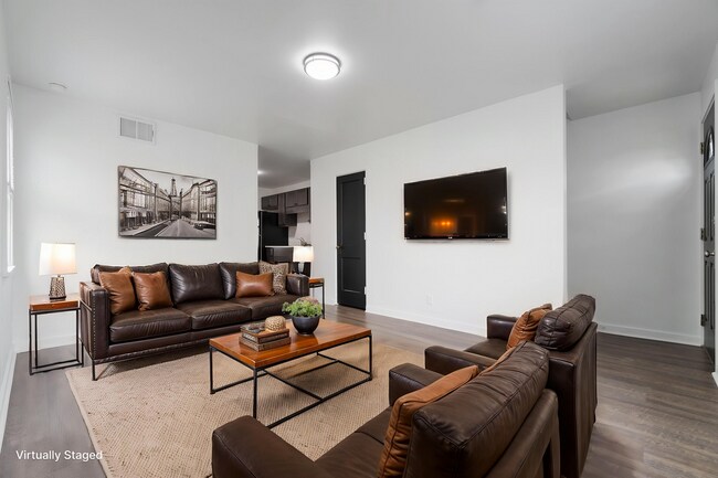 Foto del edificio - Now Available: 2-Bedroom Townhouse in Scen...