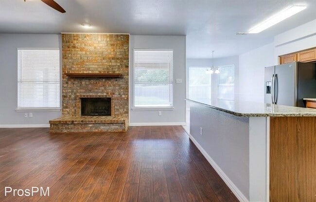 Building Photo - 5 br, 3.5 bath House - 405 E Embercrest Dr.