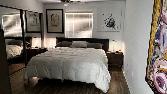 Cama king size y muebles auxiliares de cuero italiano. Televisor de pantalla plana montado en la pared. - 7777 E Main St