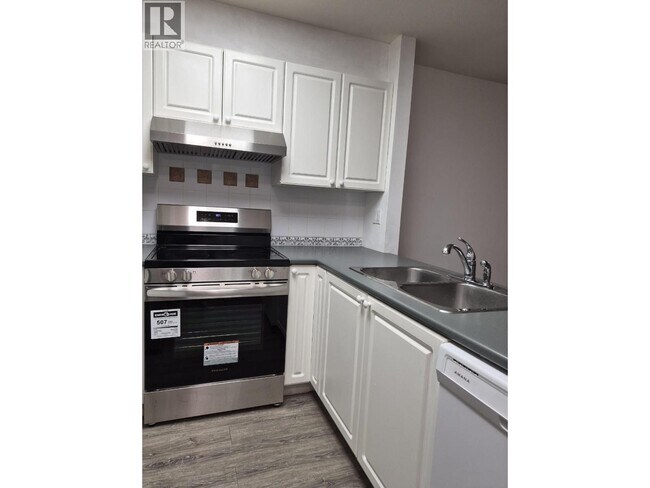 Building Photo - 6588 Southoaks Cres