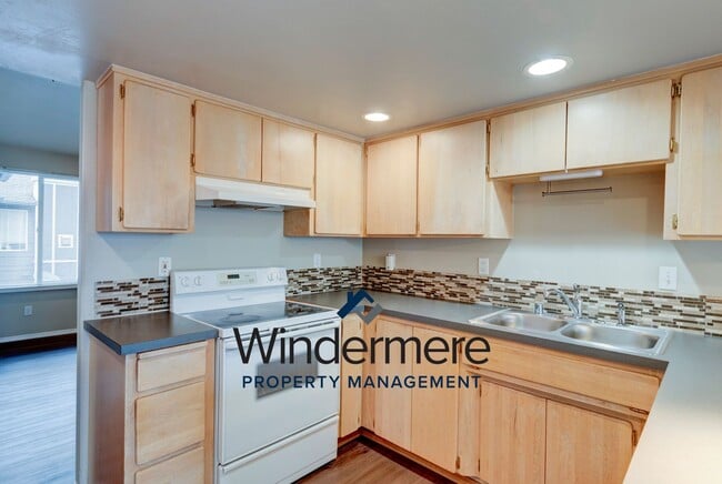 Foto del edificio - 2 Bed + Den/Office  2 Bath Condo W/S/G Inc...