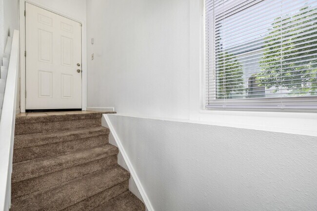 Foto del edificio - Updated and Stylish 1BDR/1BTH in the Eleven-One-Eleven Condominium Complex