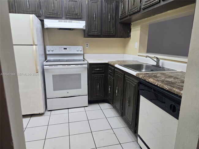 Foto del edificio - 482 NW 165th St