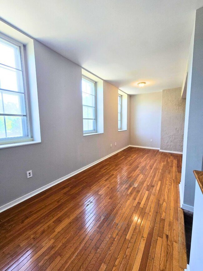 Foto del edificio - 1323 W Fayette St