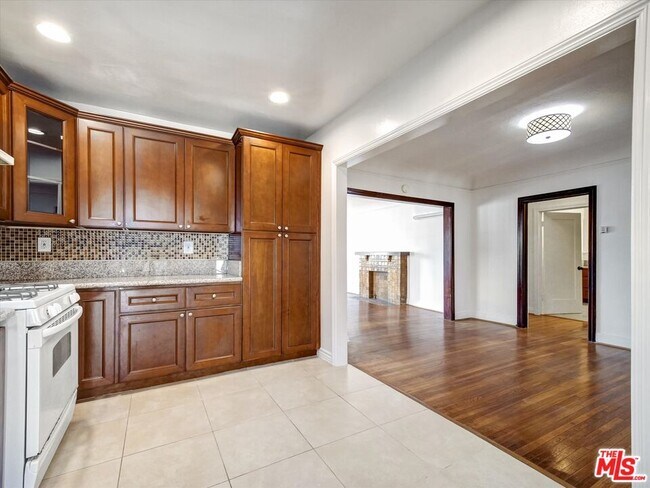 Foto del edificio - 243 N Berendo St