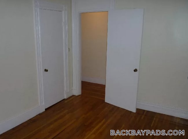 Building Photo - 913 Boylston St