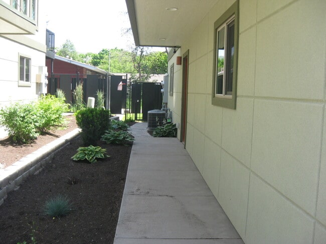 Building Photo - INE316