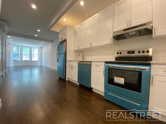 Foto del edificio - Stunning FLOOR THRU in Ridgewood Townhouse...