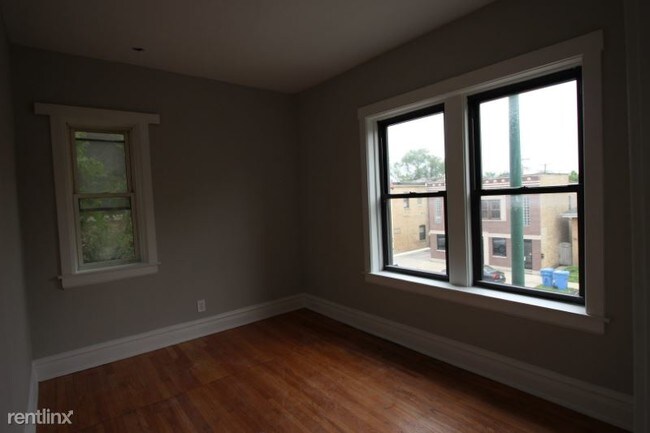 Building Photo - 4822 W Montrose Ave