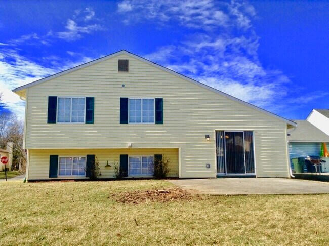 Building Photo - Charming yet Spacious Three Bedroom