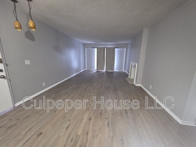 Foto del edificio - 4102 Garden Estates Dr